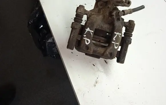 Volkswagen Touran II Rear brake caliper