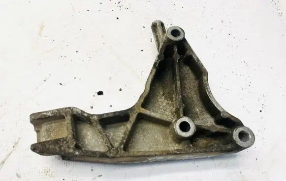 Opel Astra H Engine mounting bracket 13125625
