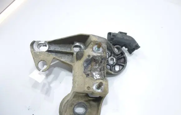 Audi A4 S4 B7 8E 8H Engine mounting bracket 8E0199352F