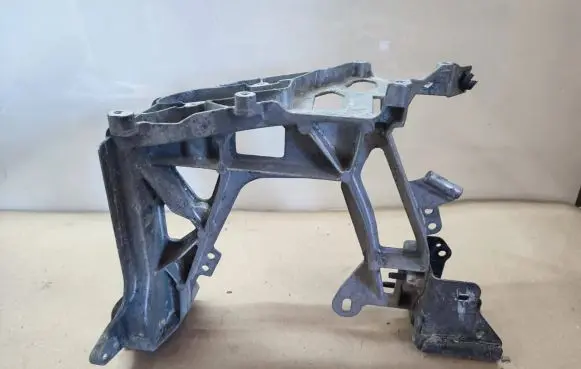 Mercedes-Benz C W205 Headlight/headlamp mounting bracket A2056221700