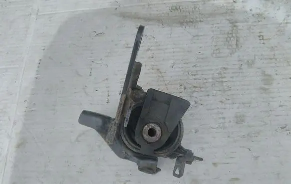 Toyota Avensis T250 Engine mount bracket