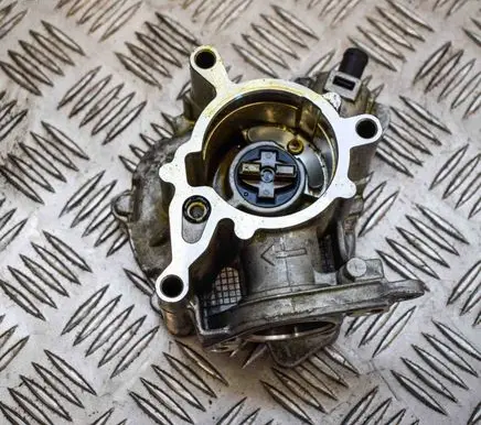 Audi A4 S4 B8 8K Vacuum pump 06J145100G