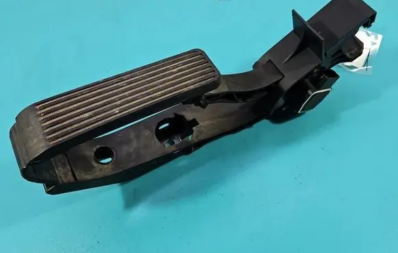 Mercedes-Benz E W211 Accelerator throttle pedal A2113000404 IMPRK1537714