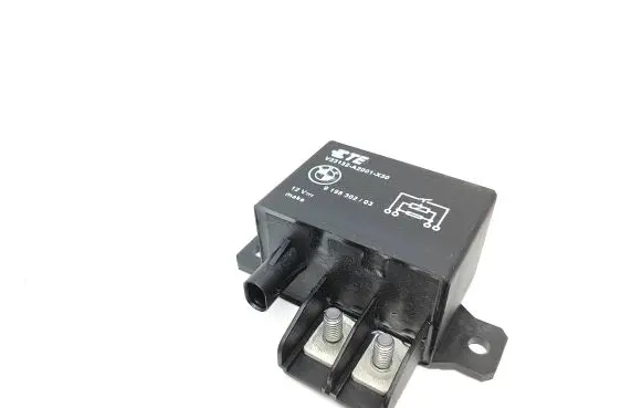 BMW 5 F10 F11 Coolant fan relay 9198302 A2001X30