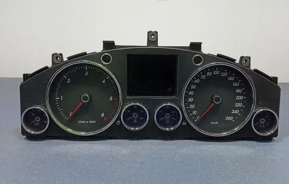 Volkswagen Touareg I Speedometer (instrument cluster) 7L6920880M