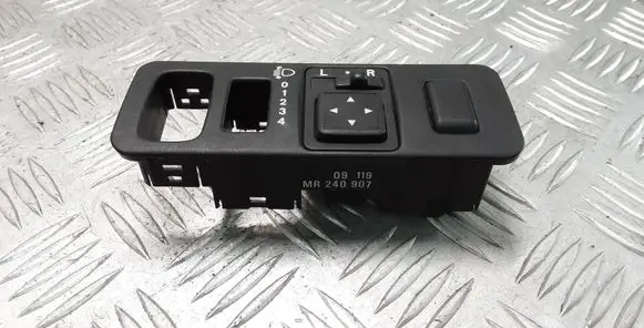 Mitsubishi Carisma Wing mirror switch MR240907