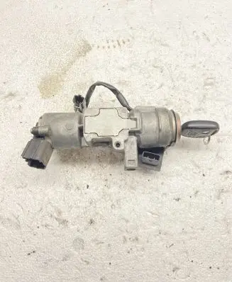 Toyota Avensis T250 Ignition lock 05015178