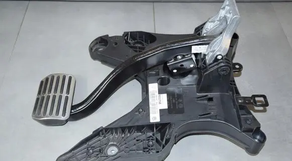 Volkswagen Touareg II Brake pedal 7P0723031D