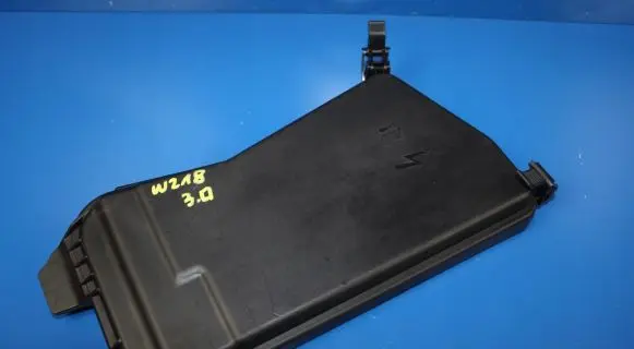 Mercedes-Benz CLS C218 X218 Fuse box cover A2125400382