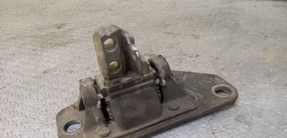 Volvo XC90 Engine mount bracket 