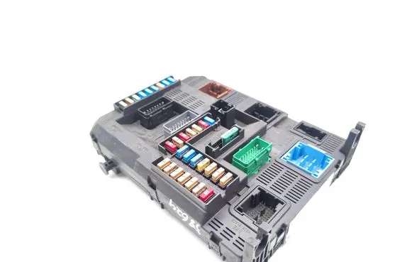 Peugeot 208 I Fuse module 9819850080