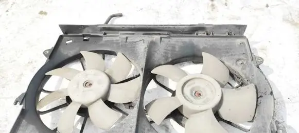 Toyota Corolla Verso E121 Radiator cooling fan shroud