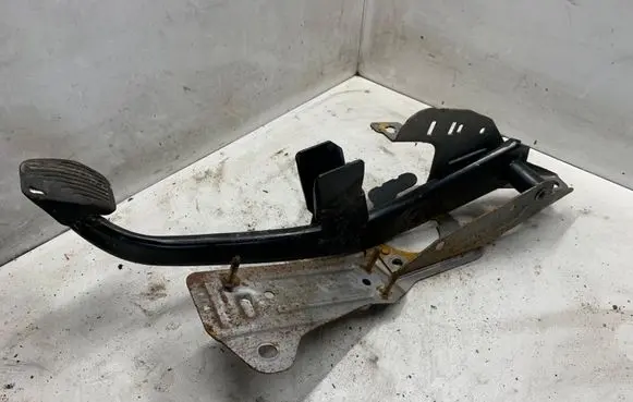 Mazda 3 I Brake pedal 04041802