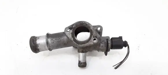 Volkswagen PASSAT B5.5 Engine coolant pipe/hose 038121133A