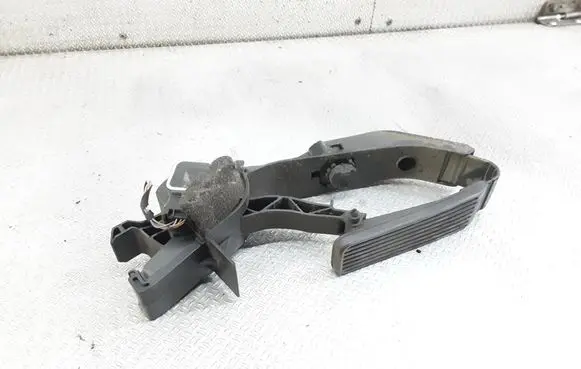Mercedes-Benz C W203 Accelerator throttle pedal A2033000104