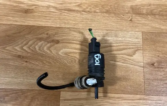Volkswagen PASSAT B6 Windscreen/windshield washer pump 1T0955651A