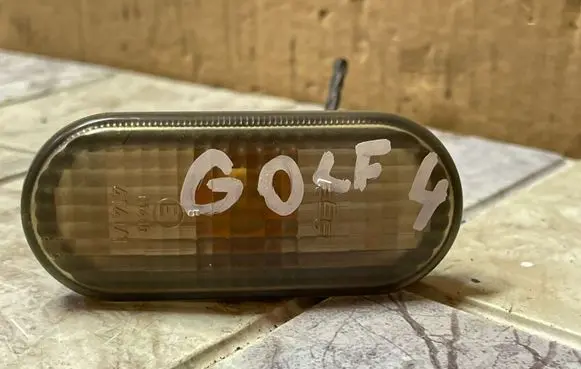 Volkswagen Golf IV Front fender indicator light 41411
