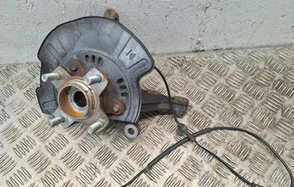 Suzuki Swift III Front wheel hub 52R5 52R