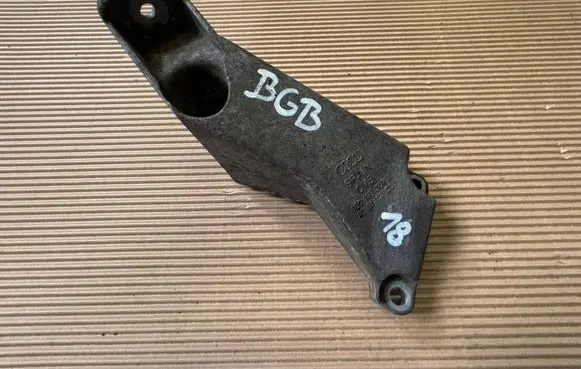 Skoda Octavia Mk2 (1Z) Engine mounting bracket 8E0199307A
