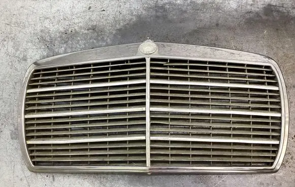 Mercedes-Benz W123 Front bumper upper radiator grill