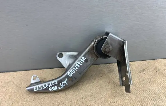 BMW 7 E65 E66 Muffler mount bracket/holder 7789132 18207789132