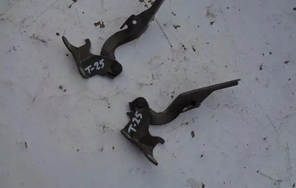 Toyota Avensis T250 Engine bonnet/hood hinges