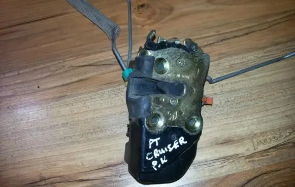 Chrysler PT Cruiser Front door lock