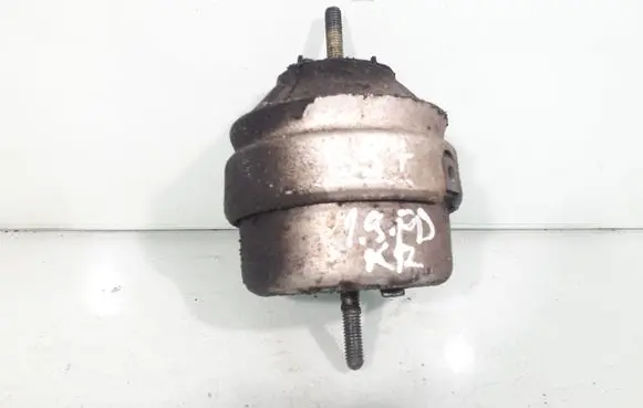 Volkswagen PASSAT B5.5 Engine mount bracket