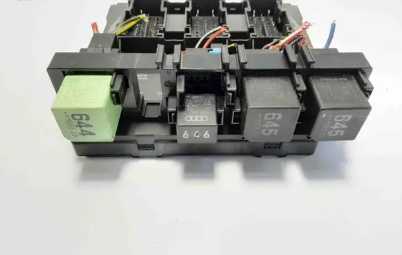 Volkswagen PASSAT B7 Central body control module 3AA937087