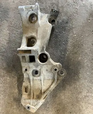 Renault Clio III Generator/alternator bracket 