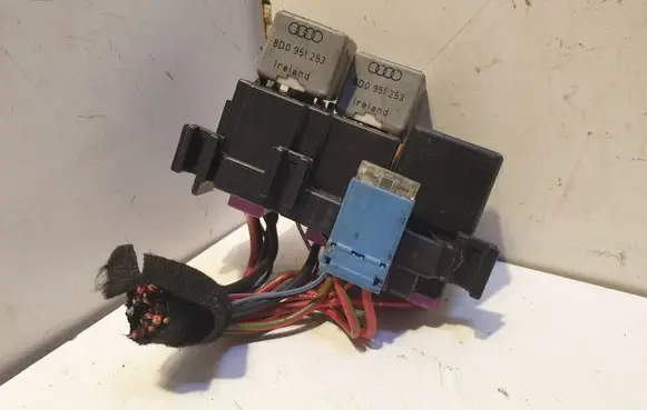 Audi A4 S4 B5 8D Relay mounting block 8D0951253