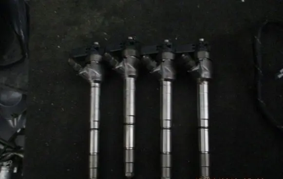 Volkswagen Golf VII Fuel injector 04E130277K