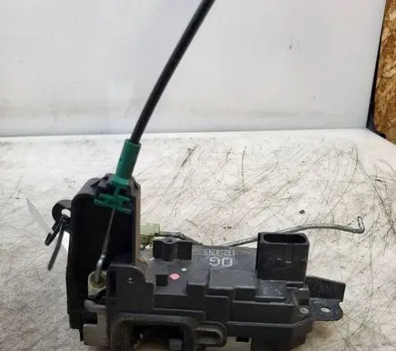 Opel Zafira B Front door lock 13210749