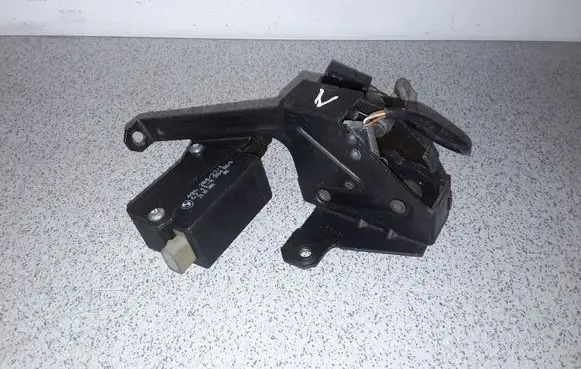 BMW 5 E39 Tailgate window lock/catch/latch 8238469