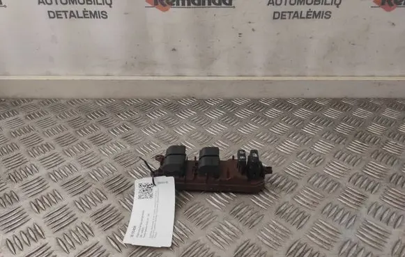 Toyota Avensis T270 Electric window control switch 8404005100