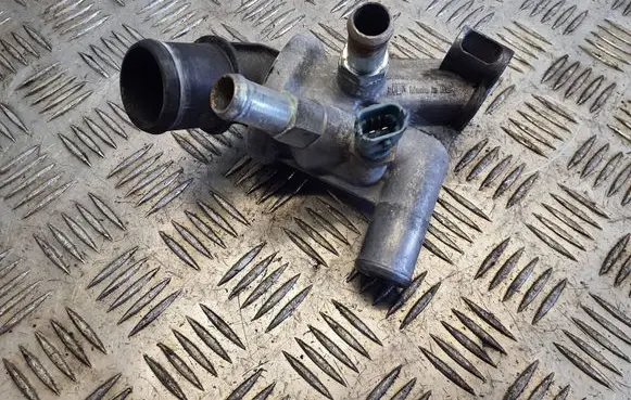 Chrysler Grand Voyager V Thermostat/thermostat housing