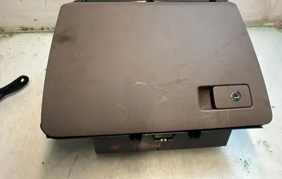 Volkswagen PASSAT B6 Glove box 3C1857114 T0024226 P0108696