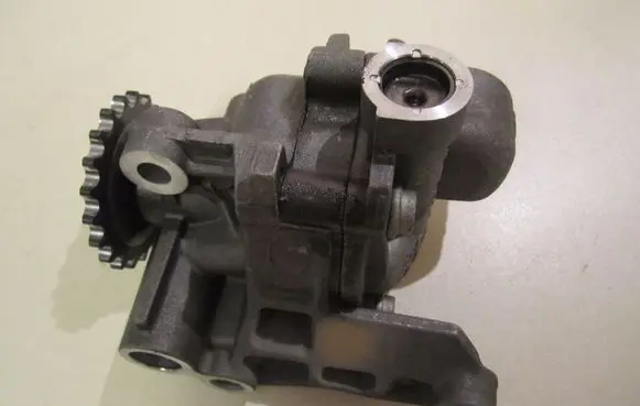 Volkswagen Polo IV 9N3 Oil pump 045115105C