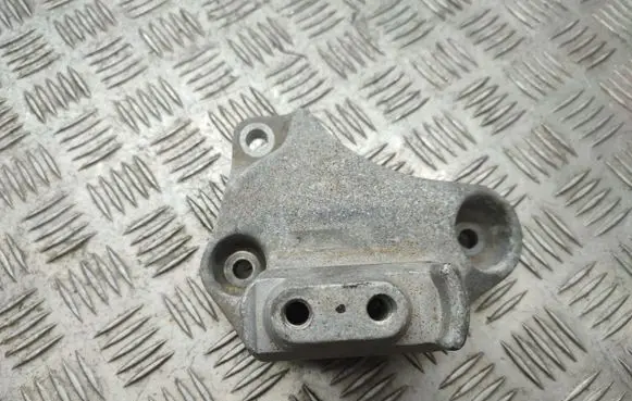 Peugeot 308 Engine mounting bracket