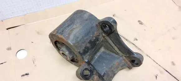 Volkswagen Transporter - Caravelle T4 Engine mount bracket