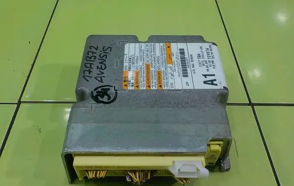 Toyota Avensis T270 Airbag control unit/module 233112105
