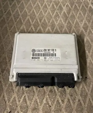 Volkswagen PASSAT B5 Engine control unit/module 8D0907558 0261204774
