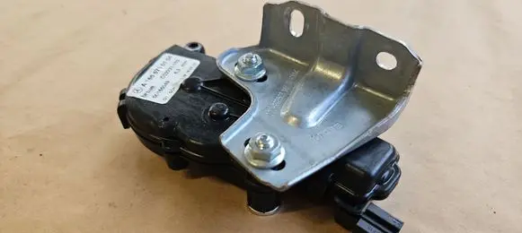 Mercedes-Benz GL X166 Vent window/glass motor A1666700104