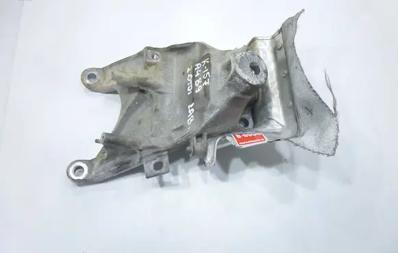 Engine mounting bracket