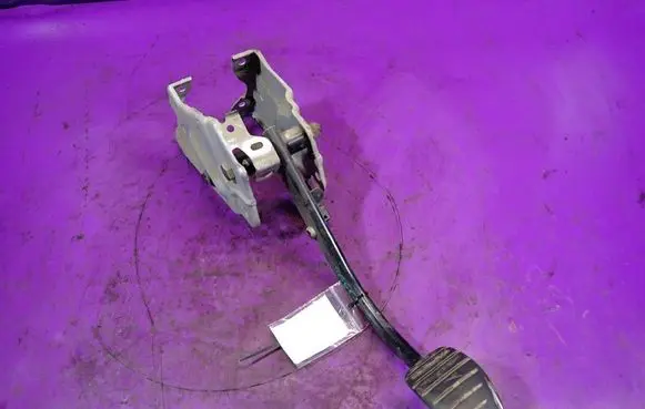 Opel Vivaro Brake pedal