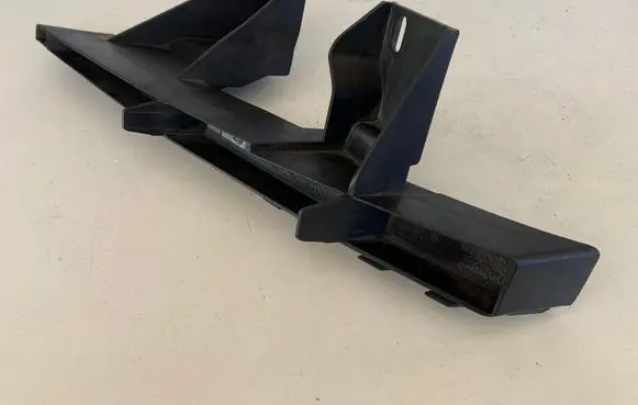 Audi Q7 4L Front bumper mounting bracket 4L0807334