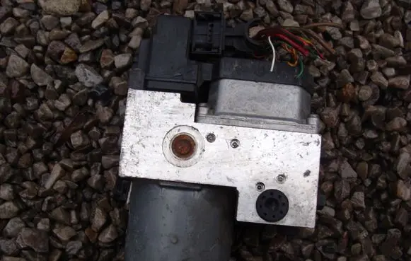 Volkswagen PASSAT B5 ABS Pump 8E0614111AJ