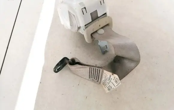 Middle seatbelt (rear)