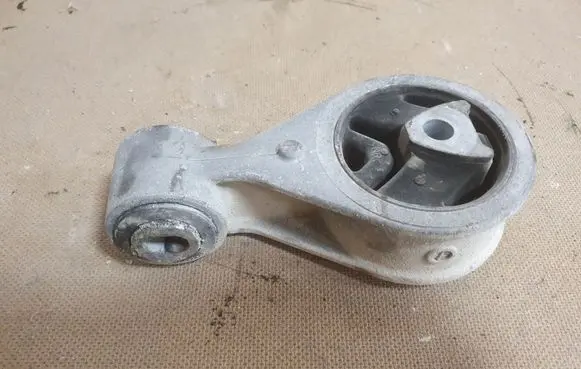 Nissan X-Trail T31 Engine mount bracket