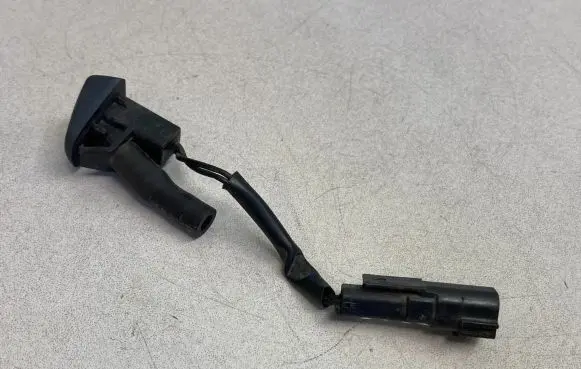 Volvo XC60 Windshield washer spray nozzle 